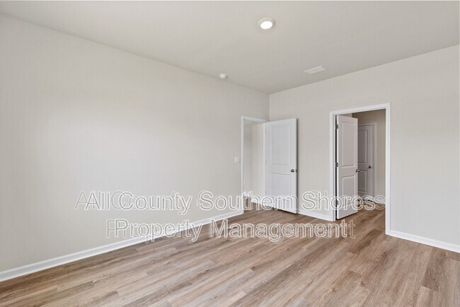 Building Photo - 215 Konik St