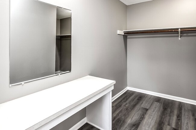 Building Photo - Spacious and updated 2 bed 1.5 bath!