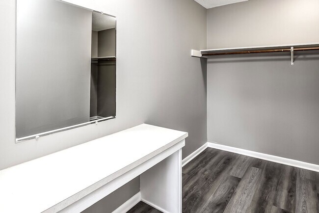 Building Photo - UPDATED 2 bed, 1 1/2 bath apartment in Bellevue!