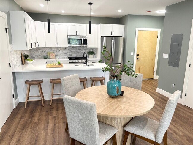 Building Photo - 1391 Main St