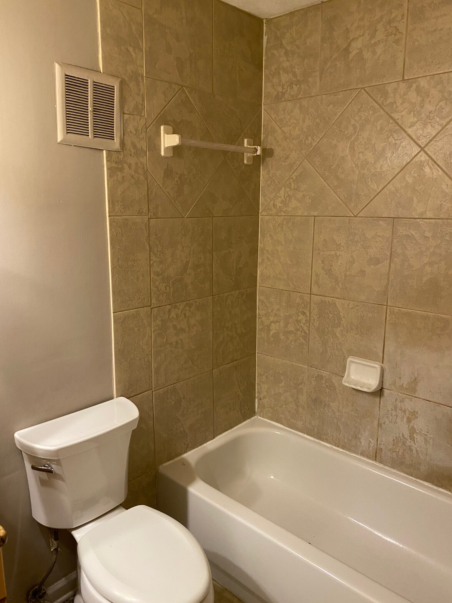 Building Photo - 303 Country Club Dr