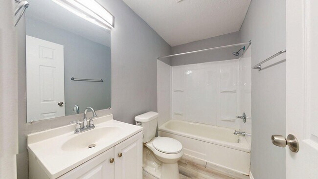 Building Photo - Elyria - updated 2 bedroom/1 bath townhouse.