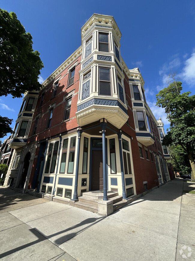 Building Photo - 2856 N Racine Ave