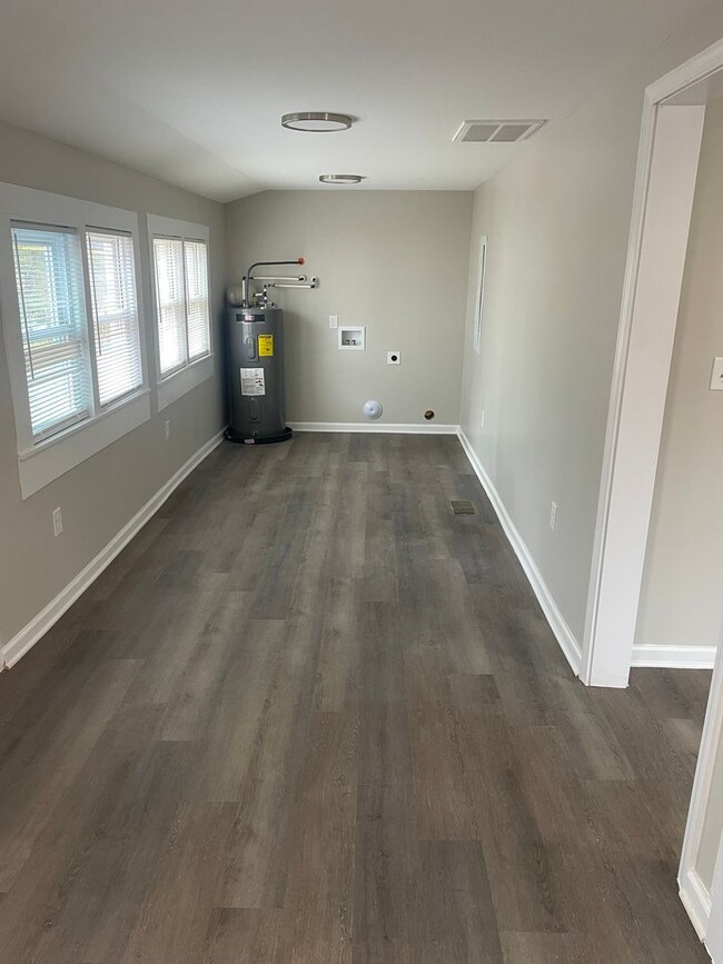 Building Photo - 715 Newton St