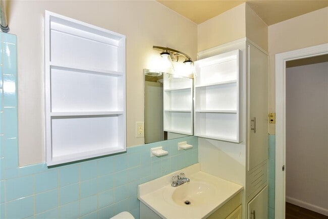 Building Photo - 7605 Carriage Dr