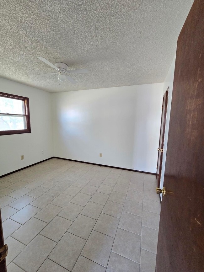 Building Photo - 107 E Ave B