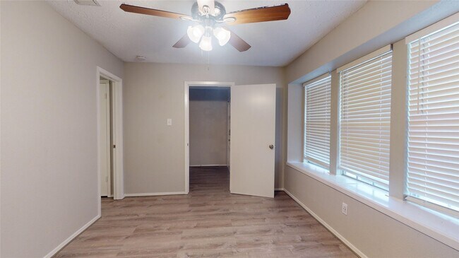 Building Photo - 2331 Barrington Pl Dr