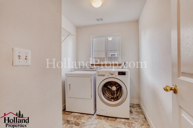 Building Photo - Beautiful 4 Bedroom Home in Excellent Beaverton Location!