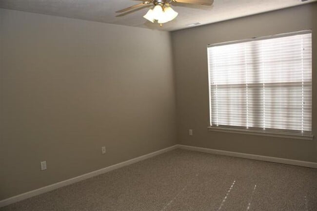 Building Photo - CUTE 3 BEDROOM IN COLONY PINES