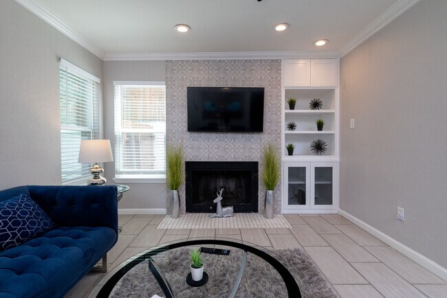 Building Photo - 2213 Park Hill Dr