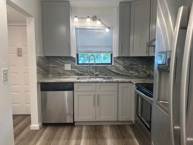 Building Photo - 21915 Lake Forest Cir
