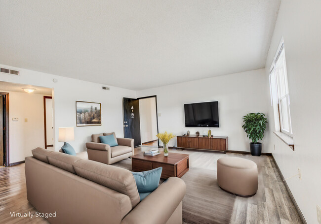 Primary Photo - 406 W Southampton Dr
