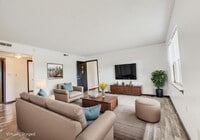 Building Photo - 406 W Southampton Dr