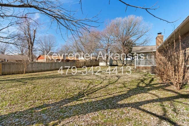 Building Photo - Beautiful Home in Springdale with Sunroom!