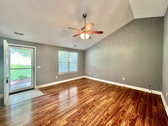Building Photo - CONVENIENT LOCATION 3 Bedroom