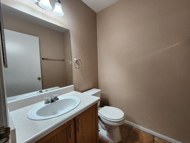 Building Photo - Beautiful 3 Bedroom & 2 1/2 Bath Condo.