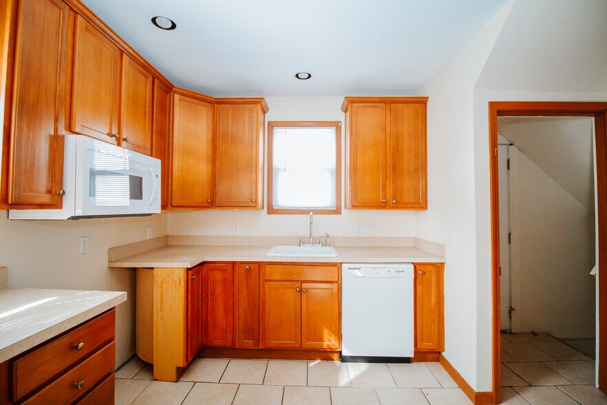 Building Photo - 1467 Sabra Rd