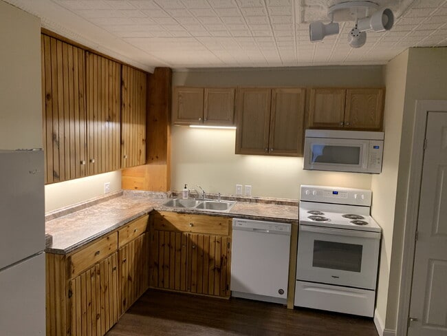 Building Photo - 1ST FLOOR!  3-bedroom unit located on a quiet dead-end street!