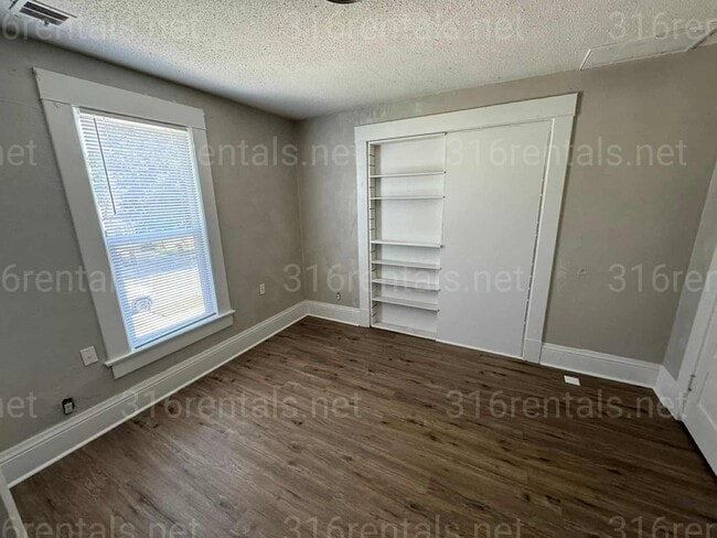 Building Photo - $825 - 2 bedroom/ 1 bathroom - Duplex