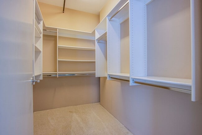 Building Photo - Absolutely stunning high rise loft at Metr...