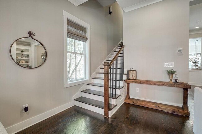 Building Photo - 984 Memorial Walk SE