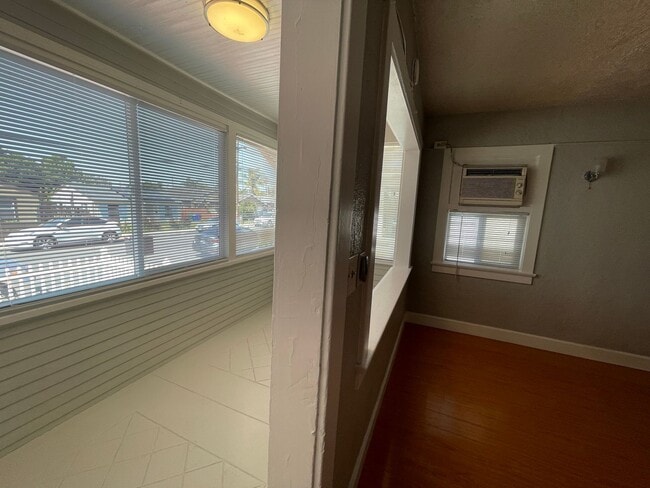 Building Photo - Gorgeous 2 Bedroom Home! Convenient Location!