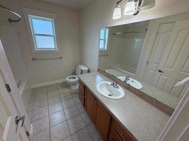 Building Photo - 435 NE Greystone Loop