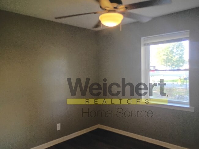 Building Photo - Charming 3-Bed Home with Fenced Yard and Carport