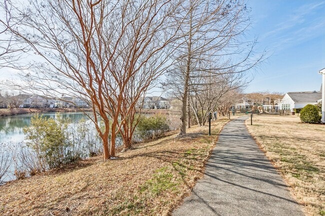 Building Photo - Suffolk Condo- Ready for move in