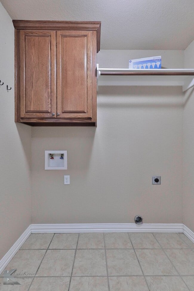 Building Photo - 4 bed 2 bath; newer carpet!