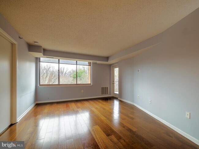 Building Photo - 10101 Grosvenor Pl