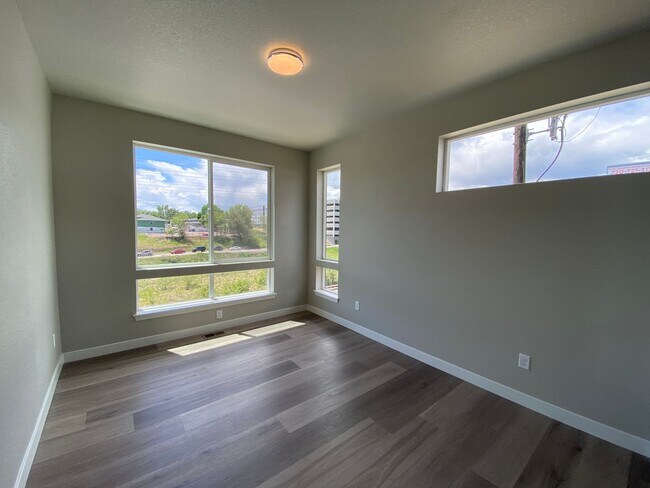 Building Photo - Beautiful End Unit at Overlook Station
