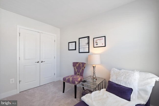 Building Photo - 6960 Farragut Dr