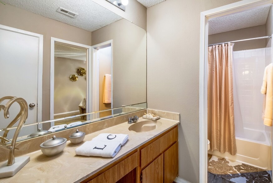 Building Photo - 701 W Longspur Blvd