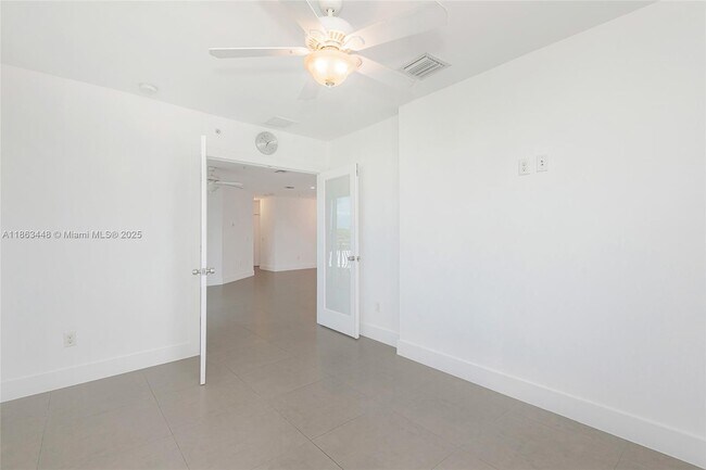 Building Photo - 555 E Dania Beach Blvd