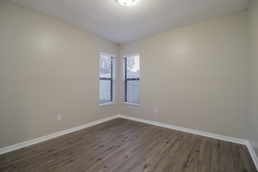 Building Photo - 1052 Alpug Ave