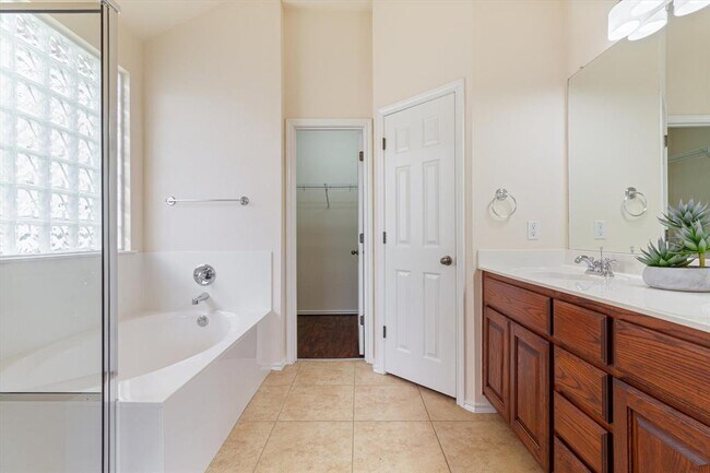 Building Photo - 10 White Magnolia Cir