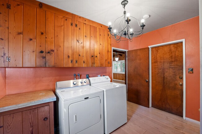 Building Photo - 190 Fairway Ln