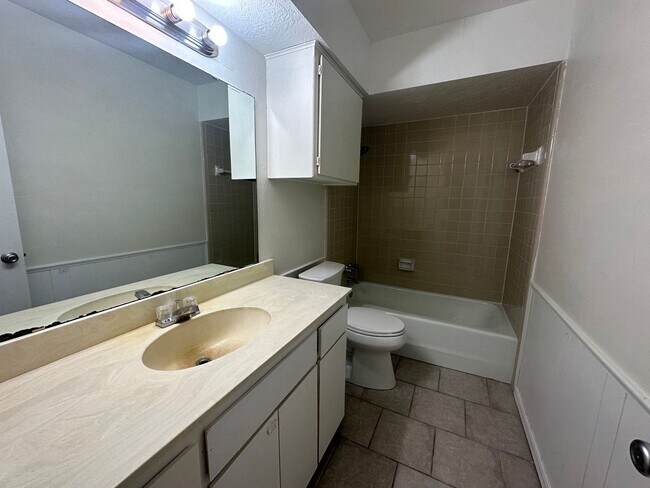 Building Photo - 2 Bed 2 Bath duplex on 10th and Council