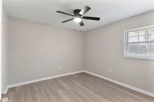 Building Photo - Updated beautiful 2/1 condo