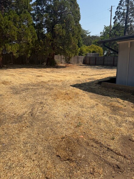 Building Photo - 1801 Siskiyou Blvd