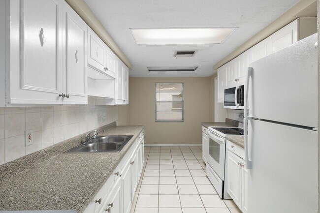 Building Photo - Beautiful 3bdrm/2bath home with attached garage and large yard $1,595.00 ** Ready Now** MOVE IN B...