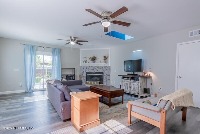 Building Photo - 1358 Hollyhock Cir