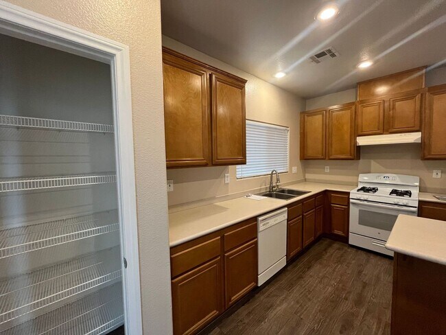Building Photo - BEAUTIFUL 3 BEDROOM HOME IN THE VISTAS IN SUMMERLIN!