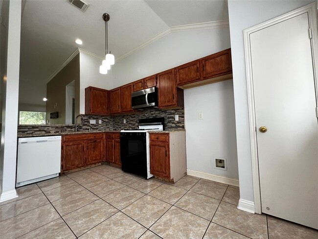 Building Photo - 15303 Riverside Grove Dr