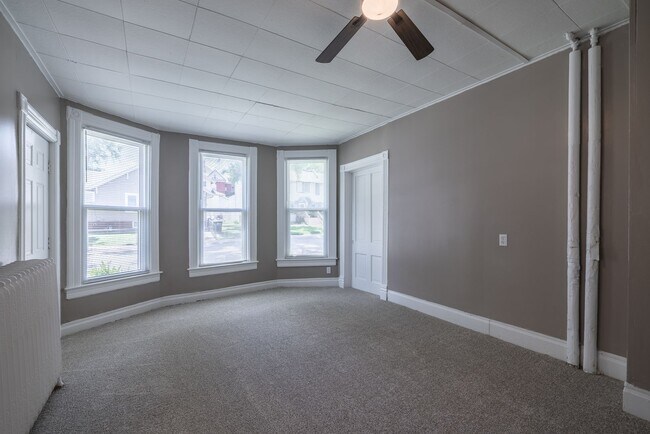 Building Photo - 5 Bedroom 2.5 Bath Midtown Home