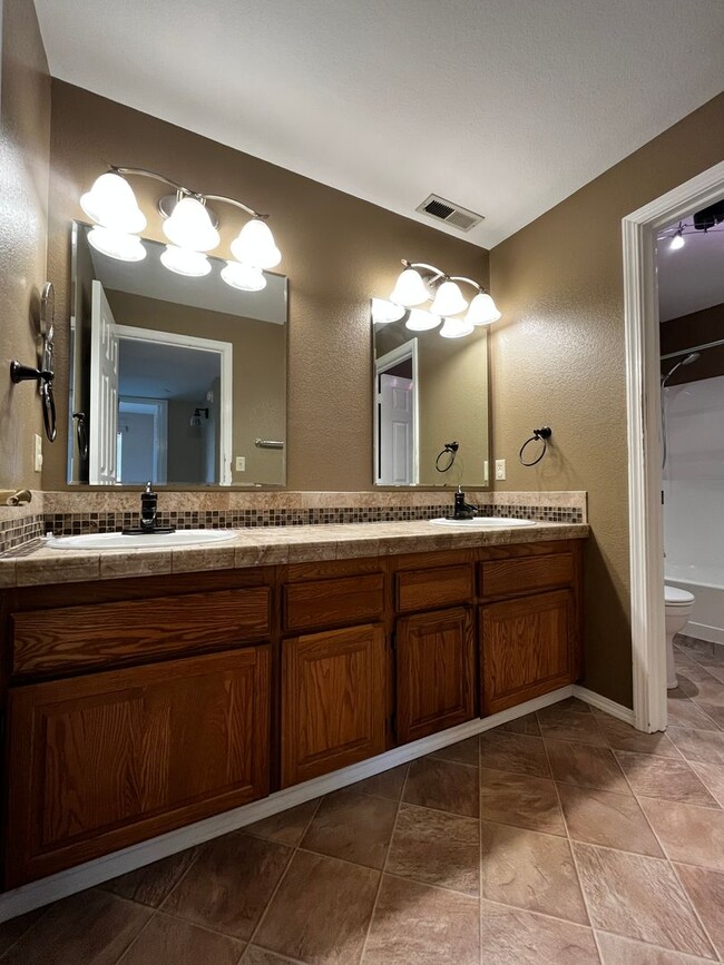 Building Photo - 4 Bedroom, 3 Car Garage Home in CK School ...