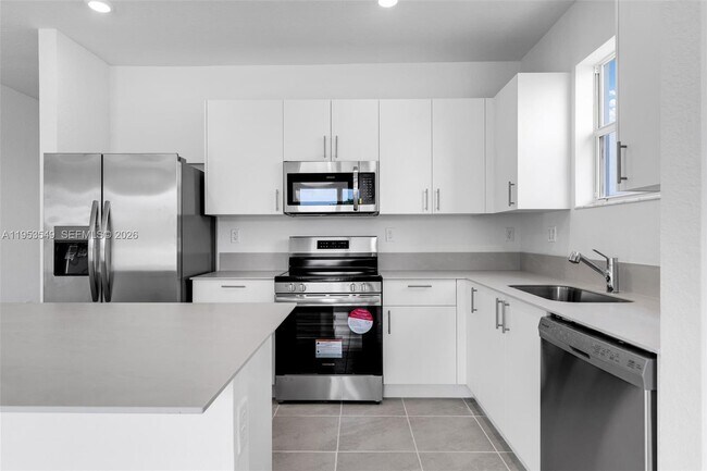 Building Photo - 2960 SE 23rd Ave