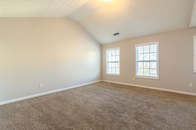 Building Photo - 4 Bedroom/2.5 Bath Townhouse!