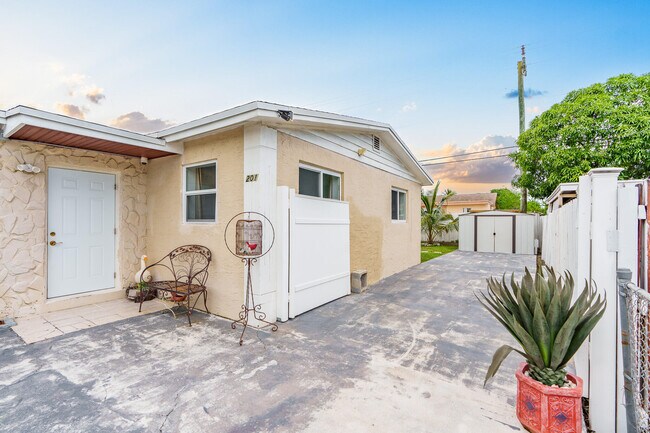 Building Photo - 201 NE 28th Ct